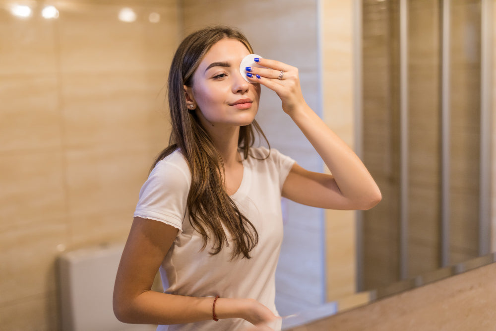 How to Get Sunscreen Out of Eyes? (Complete Guide) - Healthy Skin Lab